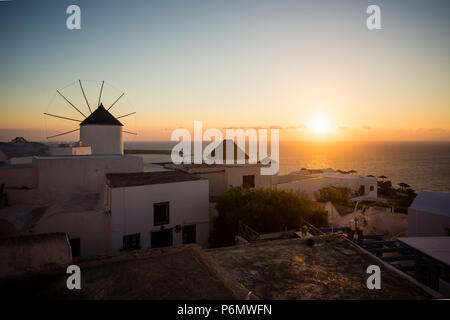 Mykonos, Griechenland. Sonnenuntergang über dem Meer mit berühmten Windmühlen der Griechischen Insel Mikonos, von der Terrasse aus gesehen. Die Kykladen Stockfoto