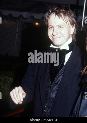 WESTWOOD, CA - 17. Dezember: Schauspieler Gary Oldman besucht die "JFK" Westwood Premiere am 17 Dezember, 1991 bei Mann Dorf Theater in Westwood, Kalifornien. Foto von Barry King/Alamy Stock Foto Stockfoto