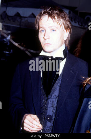 WESTWOOD, CA - 17. Dezember: Schauspieler Gary Oldman besucht die "JFK" Westwood Premiere am 17 Dezember, 1991 bei Mann Dorf Theater in Westwood, Kalifornien. Foto von Barry King/Alamy Stock Foto Stockfoto