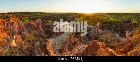 Hochauflösender Wide Panorama von Marafa Depression (Hell's Kitchen Sandstein Canyon) am Nachmittag, bei Sonnenuntergang. Malindi, Kenia. Stockfoto