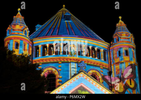 Hintergrundbild von Licht in der Kirche der Benediktinerabtei 1352 auf Zion während der Jerusalem Festival des Lichts in Israel, die alljährlich rund um die alte Stadt mit besonderen Effekten erhellenden historischen Stätten und zeigt die Arbeit der führenden internationalen Künstler. Stockfoto