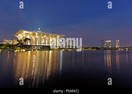 Nacht Tuanku Mizan Zainal Abidin Moschee in Putrajaya, Malaysia. Stockfoto