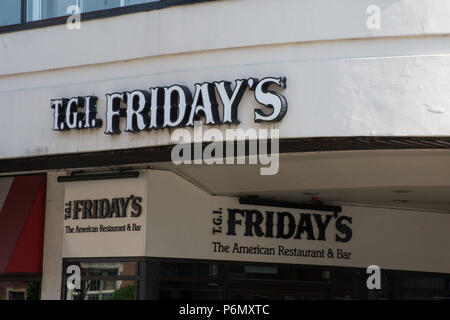 Die Außenseite des TGI Fridays Restaurant, Großbritannien Stockfoto