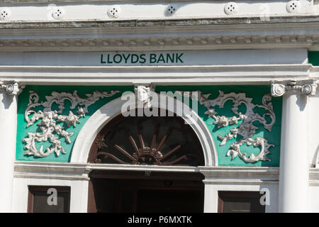 Detail der dekorative Äußere der Lloyds Bank Filiale auf der High Street, Guildford, Surrey, Großbritannien Stockfoto
