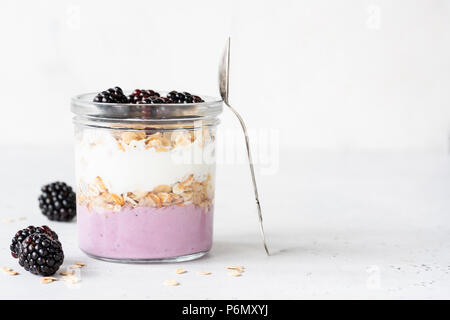 Joghurt Parfait mit Brombeeren und Müsli in einem jar. Gesundes Frühstück, Übernachtung Hafer oder Snack. Kopieren Sie Platz für Text Stockfoto