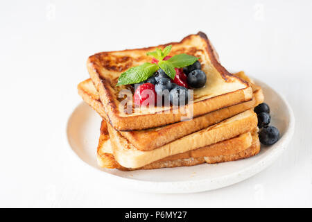 French Toast mit Beeren isoliert auf Weiss. Detailansicht, selektiver Fokus Stockfoto