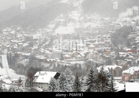 Allgemeine Ansicht von Saint-Gervais Mont-Blanc im Winter. Frankreich. Stockfoto