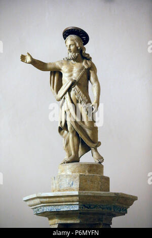 Der hl. Johannes der Täufer Statue auf der Taufkapelle von Maria SS. Assunta Kirche in Surrano, Italien. Stockfoto