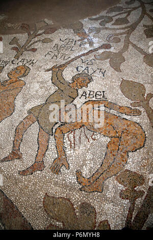 Detail der Mosaiken auf dem Boden von Otranto Duomo (Kathedrale), Italien. Kain Abel zu töten. Stockfoto