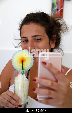 Junge Frau mit einem selfie beim Essen eine Granita im Salento, Italien Stockfoto