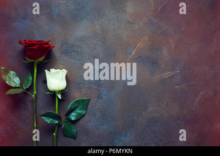 Zwei Rosen liegen auf einer Steinplatte Stockfoto