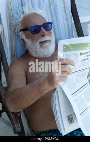 Ältere Italienische eine Zeitung lesen im Salento, Italien. Stockfoto