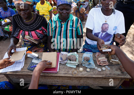 Microfinance Darlehen Rückzahlung im Norden von Togo. Stockfoto