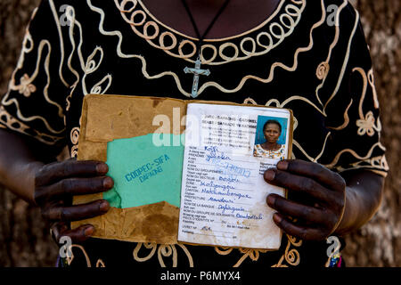 Mitglied der Frauen ag Genossenschaft ihr Sparbuch im Norden von Togo. Stockfoto