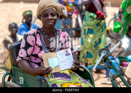 Deaktivierte Mitglied der Frauen ag Genossenschaft ihr Sparbuch im Norden von Togo. Stockfoto