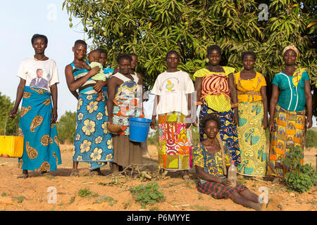 Mitgliedern der Frauen Kooperative in einem pflanzlichen Feld in Karsome, Togo. Stockfoto