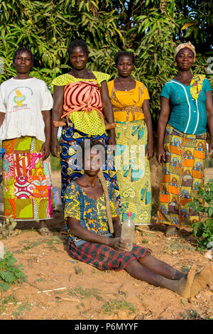 Mitgliedern der Frauen Kooperative in einem pflanzlichen Feld in Karsome, Togo. Stockfoto