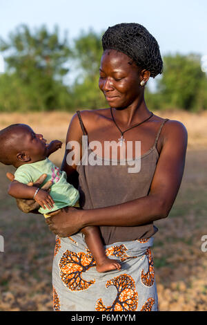 Junge Mutter in einem Feld im Karsome, Togo. Stockfoto