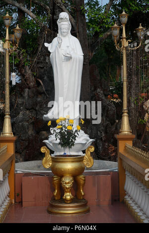 Quan bin Bodhisattva des Mitgefühls oder der Göttin der Barmherzigkeit. Statue. Vinh Trang buddhistischer Tempel. My Tho. Vietnam. Stockfoto