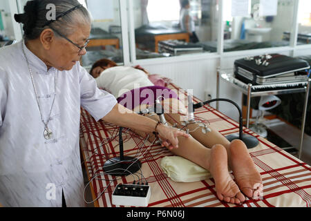 Vietnamesische traditionelle Medizin Klinik. Akupunktur. Cu Chi. Vietnam. Stockfoto