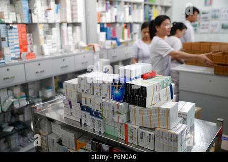 Krankenhaus Apotheke. Apotheker bei der Arbeit. Tam Duc Kardiologie Krankenhaus. Ho Chi Minh City. Vietnam. Stockfoto