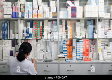 Krankenhaus Apotheke. Apotheker bei der Arbeit. Tam Duc Kardiologie Krankenhaus. Ho Chi Minh City. Vietnam. Stockfoto