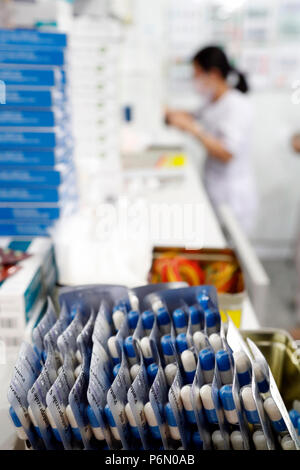 Krankenhaus Apotheke. Drogen Blisterpackungen und Apotheker bei der Arbeit. Ho Chi Minh City. Vietnam. Stockfoto