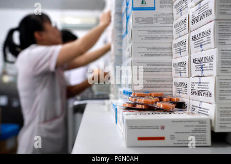 Krankenhaus Apotheke. Drogen Blister und Apotheker bei der Arbeit. Ho Chi Minh City. Vietnam. Stockfoto