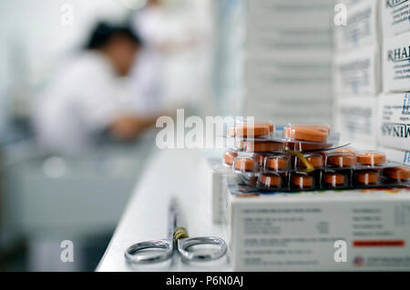 Krankenhaus Apotheke. Drogen Blister und Apotheker bei der Arbeit. Ho Chi Minh City. Vietnam. Stockfoto