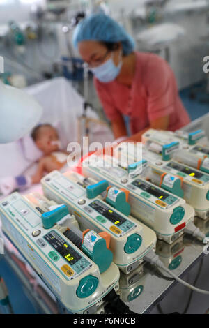 Tam Duc Kardiologie Krankenhaus. Vietnamesische Kind leiden von Herzkrankheiten. Intensivstation. Ho Chi Minh City. Vietnam. Stockfoto