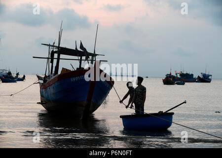 Hängen Dua Bay, Angeln Boote bei Sonnenaufgang. Vung Tau. Vietnam. Stockfoto