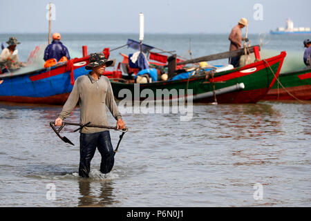 Hängen Dua Bay, Fischerboote. Fischer mit Anker. Vung Tau. Vietnam. Stockfoto