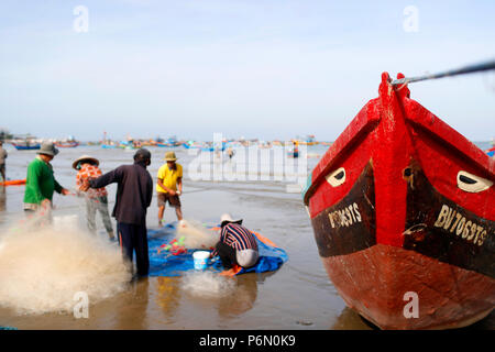 Bunte Fischerboot mit viel Glück Auge gemalt. Bai Truoc Front Strand. Vung Tau. Vietnam. Stockfoto