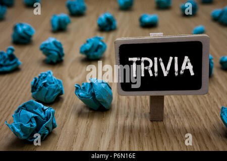 Schreiben Hinweis Übersicht Trivia. Business Foto präsentiert Stücke von unbedeutenden Info von etwas, das jemand irgendwo Cyan Papier Phantasie Idee Knautschzonen Stockfoto