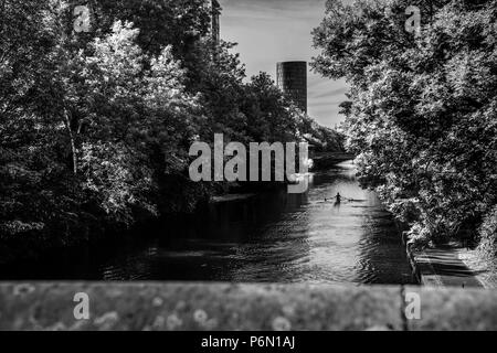 Der Fluss steigen in Schwarz und Weiß führt durch das malerische Stadtzentrum von Leicester. Stockfoto