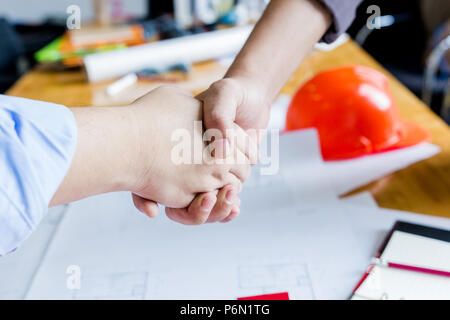 Zwei zuversichtlich Geschäftsmann Händeschütteln während eines Treffens in der Architekt Büro, Erfolg, Umgang, Begrüßung und Partner-Konzept. Stockfoto