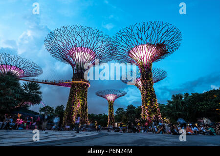 Singapur - May 22, 2018: Die Menschen warten auf ein Licht unter den Super Tree Grove Anlagenstrukturen im Garten durch die Bucht in Singapore Downtown ein Stockfoto