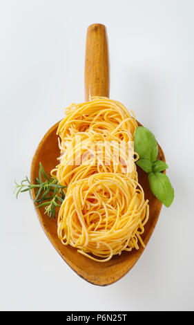 Bündel von Spaghetti Pasta und Kräuter in Holz- schaufel Stockfoto