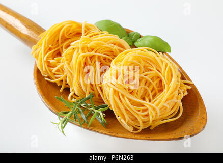 Bündel von Spaghetti Pasta und Kräuter in Holz- Scoop - in der Nähe Stockfoto