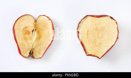 Zwei getrocknete apple Hälften auf weißem Hintergrund Stockfoto
