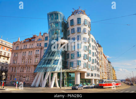 Prag - April 10: Nationale-Nederlanden Gebäude am 10. April 2018 in Prag, Tschechische Republik. Dieses Gebäude hat einen Spitznamen Das Tanzende Haus oder Fred Stockfoto