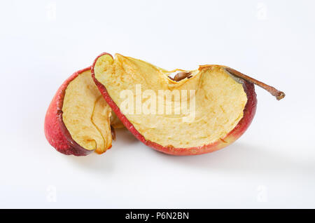 Getrocknete apple Keile auf weißem Hintergrund Stockfoto