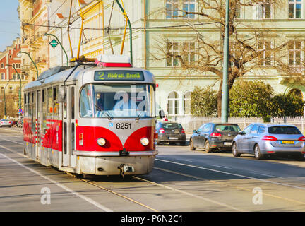 Prag - April 10: Altmodische Straßenbahn am 10. April 2018 in Prag, Tschechische Republik. Stockfoto