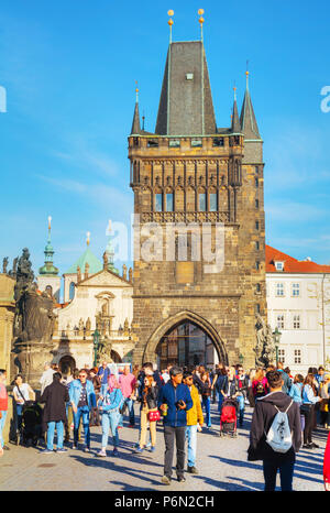 Prag - April 10: Die Altstadt mit der Karlsbrücke am 10. April 2018 in Prag, Tschechische Republik. Es ist eine berühmte historische Brücke, die die Moldau überquert Stockfoto