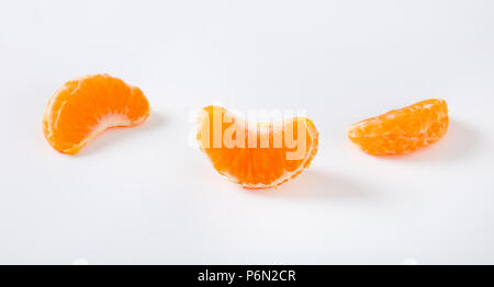 Drei Scheiben frisch Tangerine auf weißem Hintergrund Stockfoto