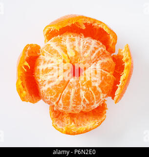 geschälte Reife Mandarinen auf weißem Hintergrund Stockfoto