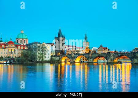 Die alte Stadt Charles Brückenturm in Prag am Abend Stockfoto