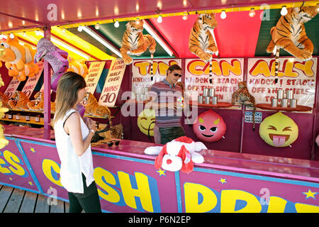 Die Menschen werfen Kugeln an eine Tin Can Alley auf Bournemouth Pier, Bournemouth, Dorset, Großbritannien Abschaltdruck Stockfoto