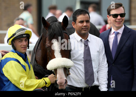 Jockey Wayne Lordan (links) und Trainer Joseph O'Brien (rechts) posieren mit Bande von Gesetzlosen nach dem Gewinn der Lyndsey & Eleanor Comer Vertrauen Behinderung bei Tag drei der Dubai Duty Free Irish Derby Festival in Curragh Racecourse, Co Kildare. Stockfoto