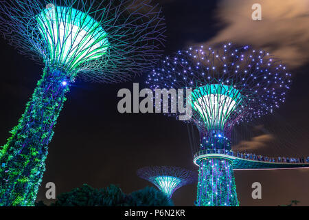 Singapur - May 22, 2018: Super Tree Grove Anlagenstrukturen im Garten durch die Bucht in Singapore Downtown nach Sonnenuntergang beleuchtet für eine Licht und Musik Stockfoto